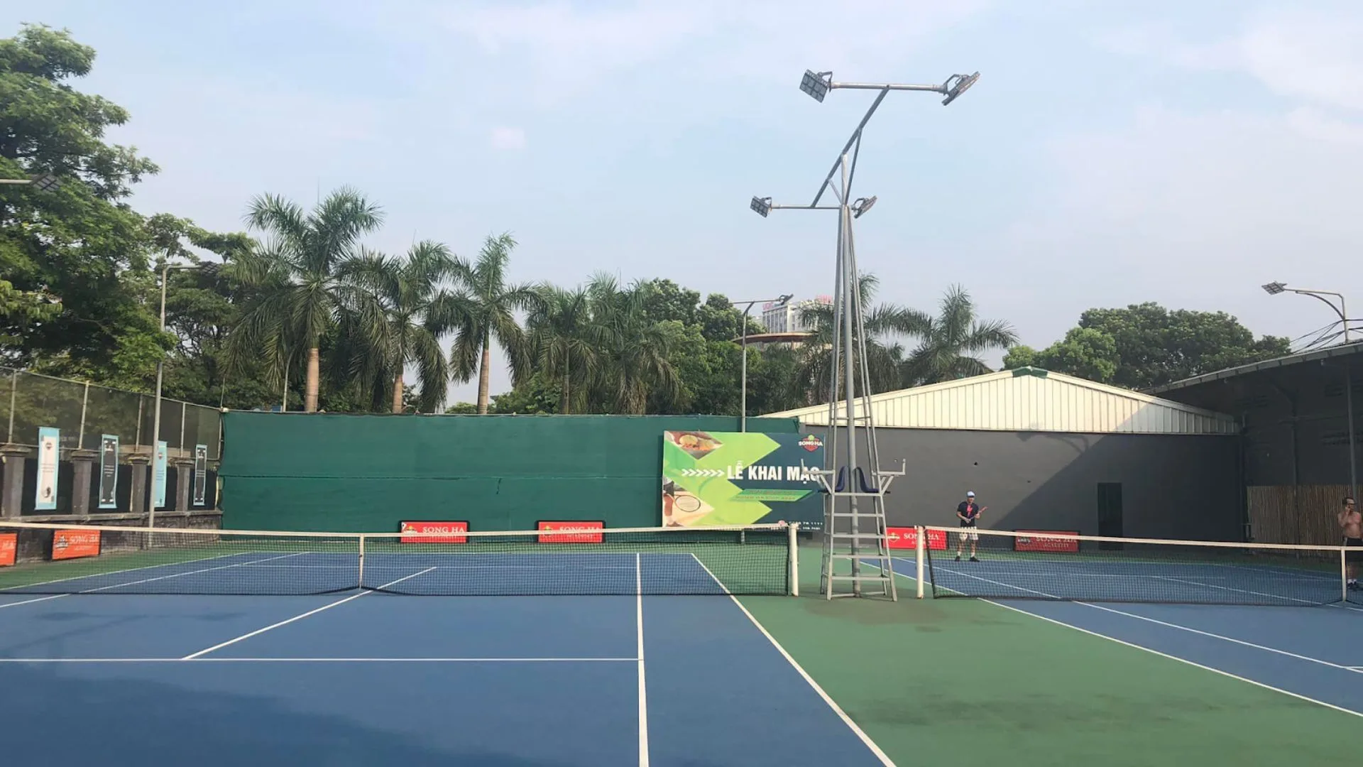 sân tennis đạt chuẩn